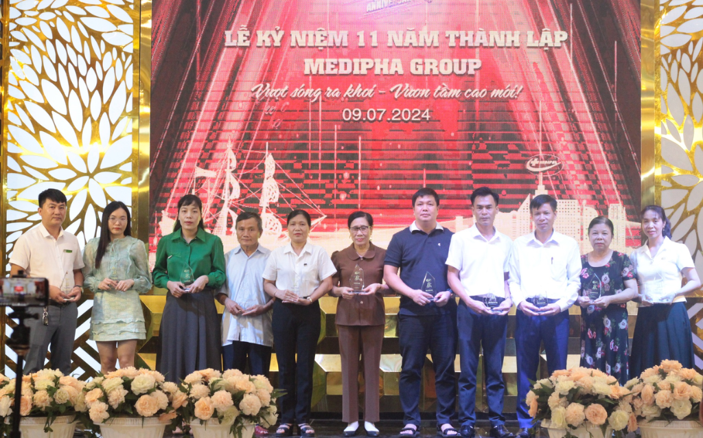 Vinh danh CBNV đã có những đóng góp không ngừng nghỉ cho sự phát triển của Tập đoàn