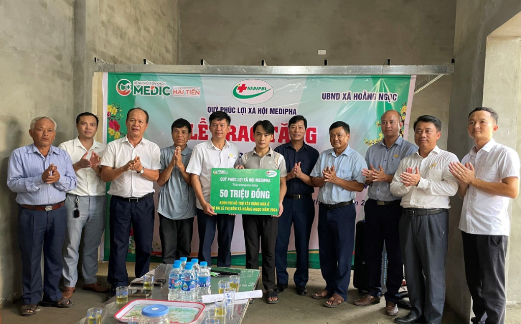 Công ty Cổ phần Tập đoàn Medipha trao tặng kinh phí xây dựng nhà tình nghĩa, thể hiện tinh thần nhân ái và trách nhiệm xã hội đối với cộng đồng tại địa phương