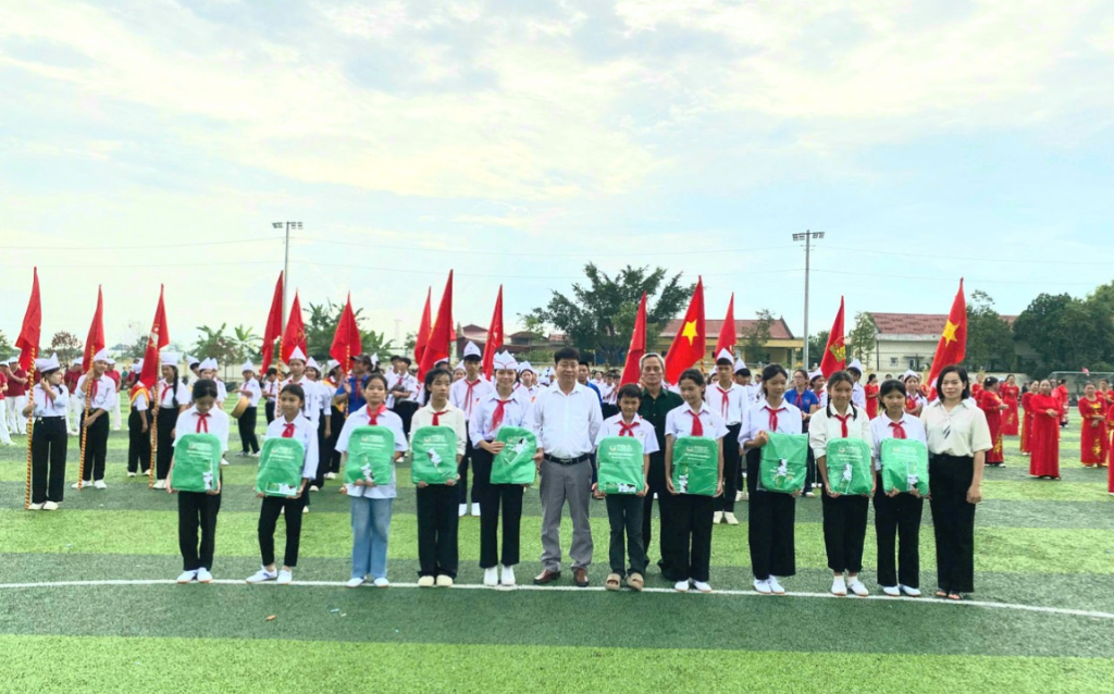 Phòng khám Đa Khoa Medic Hậu Lộc chung tay vì cộng đồng: Trao tặng hàng trăm phần quà cho trẻ em có hoàn cảnh khó khăn tại ba xã Liên Lộc, Hoa Lộc và Tuy Lộc