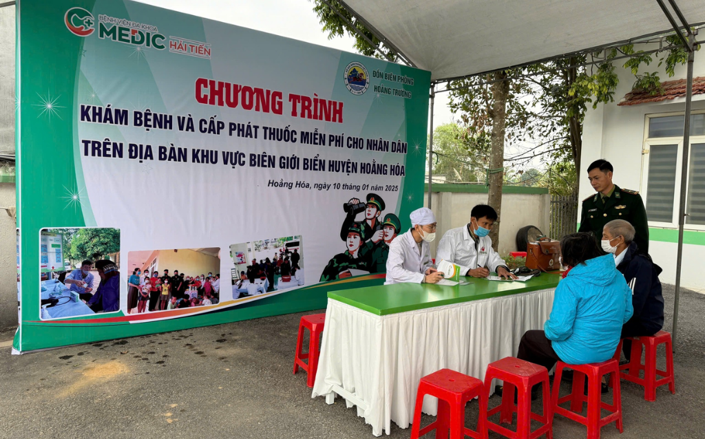 Bệnh viện Đa khoa Medic Hải Tiến phối hợp Đồn Biên phòng Hoằng Trường tổ chức khám, chữa bệnh và cấp phát thuốc miễn phí cho người dân khu vực biên giới biển huyện Hoằng Hóa