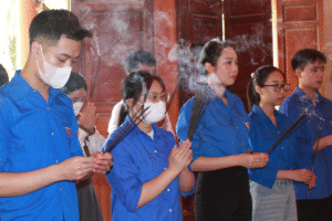 Đoàn cán bộ, đoàn viên Medic Hải Tiến tại Đài tưởng niệm liệt sĩ