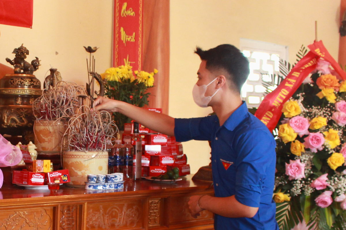 Mỗi nén hương là một lời hứa sống trách nhiệm hơn của thế hệ trẻ Bệnh viện Đa khoa Medic Hải Tiến với cộng đồng