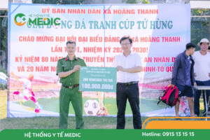 Ông Vũ Công Thành - Đại diện Hệ thống Y tế Medic trao tặng 200 suất khám sức khỏe cho cán bộ công an xã Hoằng Thanh