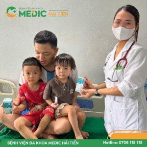 Những món quà đã được trao đến tận tay các em bé đang thăm khám, điều trị tại bệnh viện