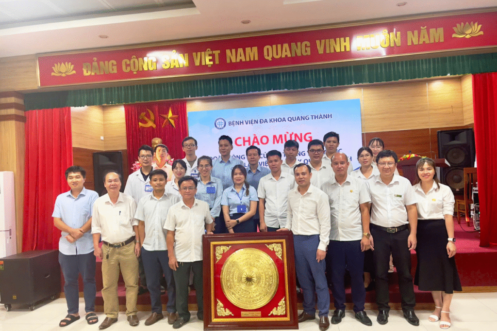 Đại diện hai đơn vị chụp ảnh lưu niệm