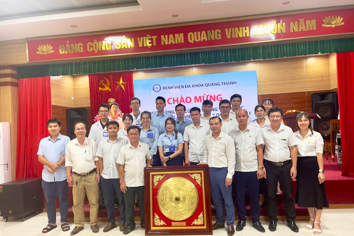 Đại diện hai đơn vị chụp ảnh lưu niệm