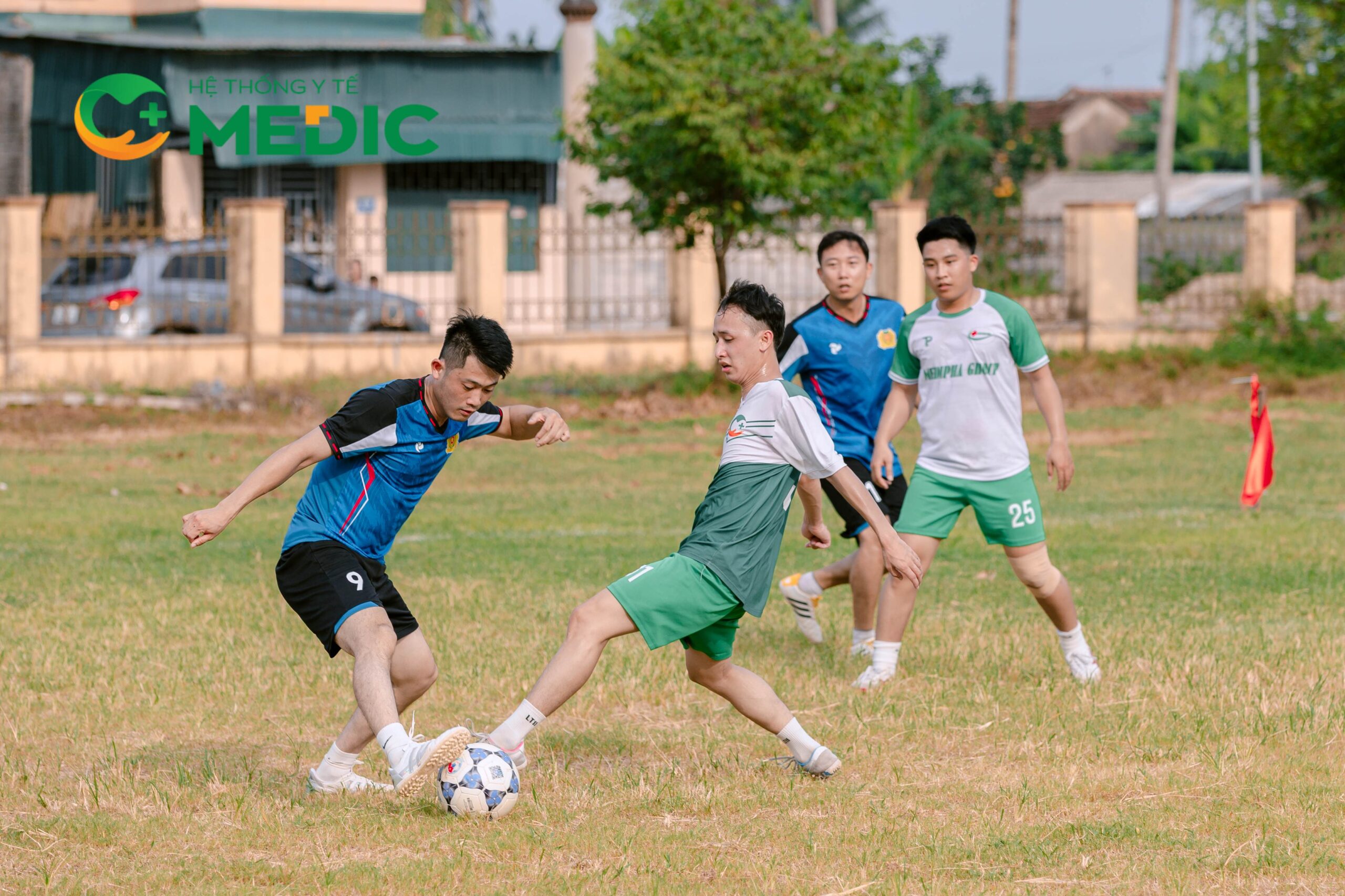 Hình ảnh y, bác sĩ bệnh viện trẻ trung, năng động trên sân cỏ.