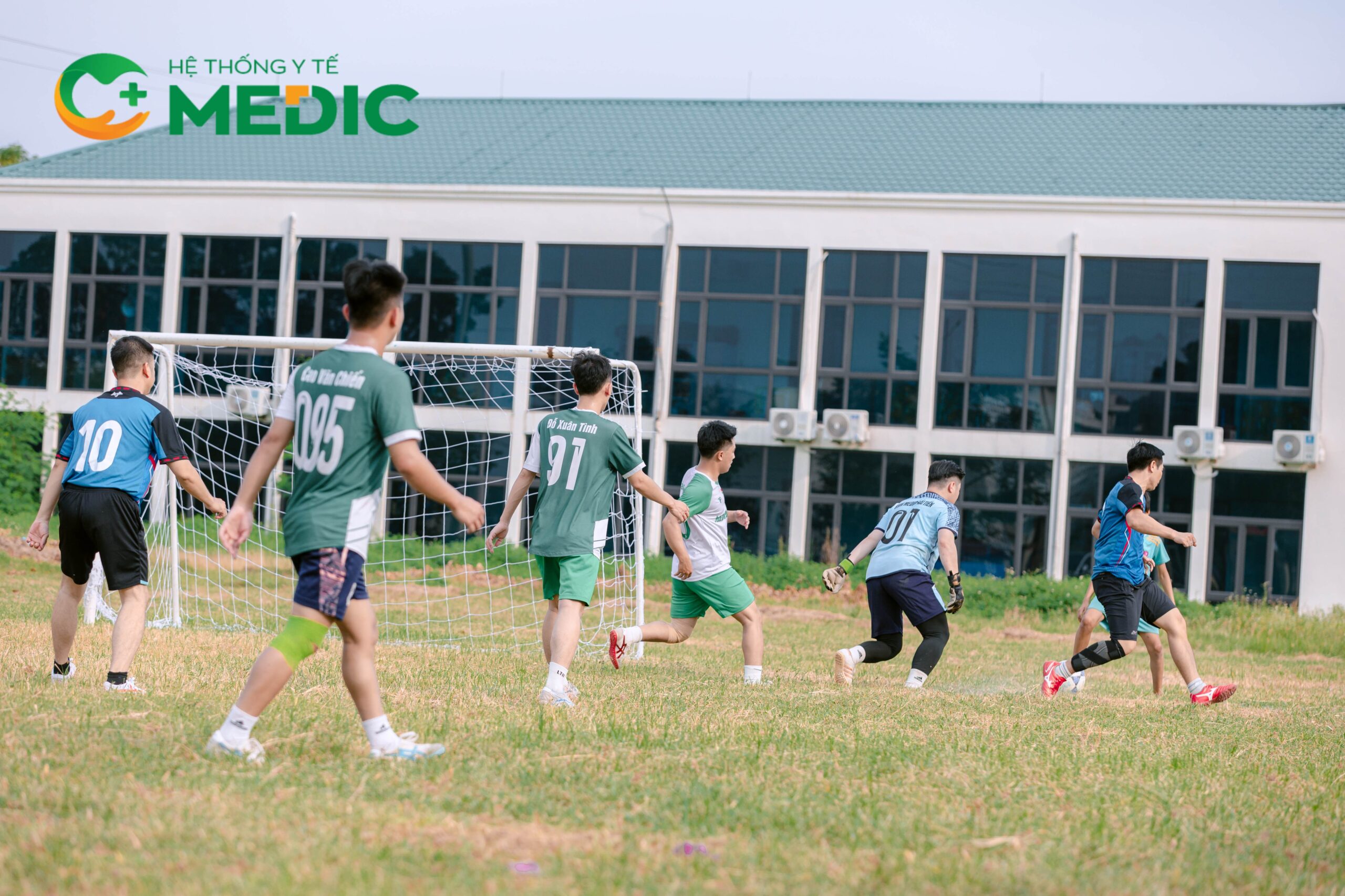 Những pha bóng quyết liệt, đầy nỗ lực của các cầu thủ Medic Hải Tiến trên sân cỏ.