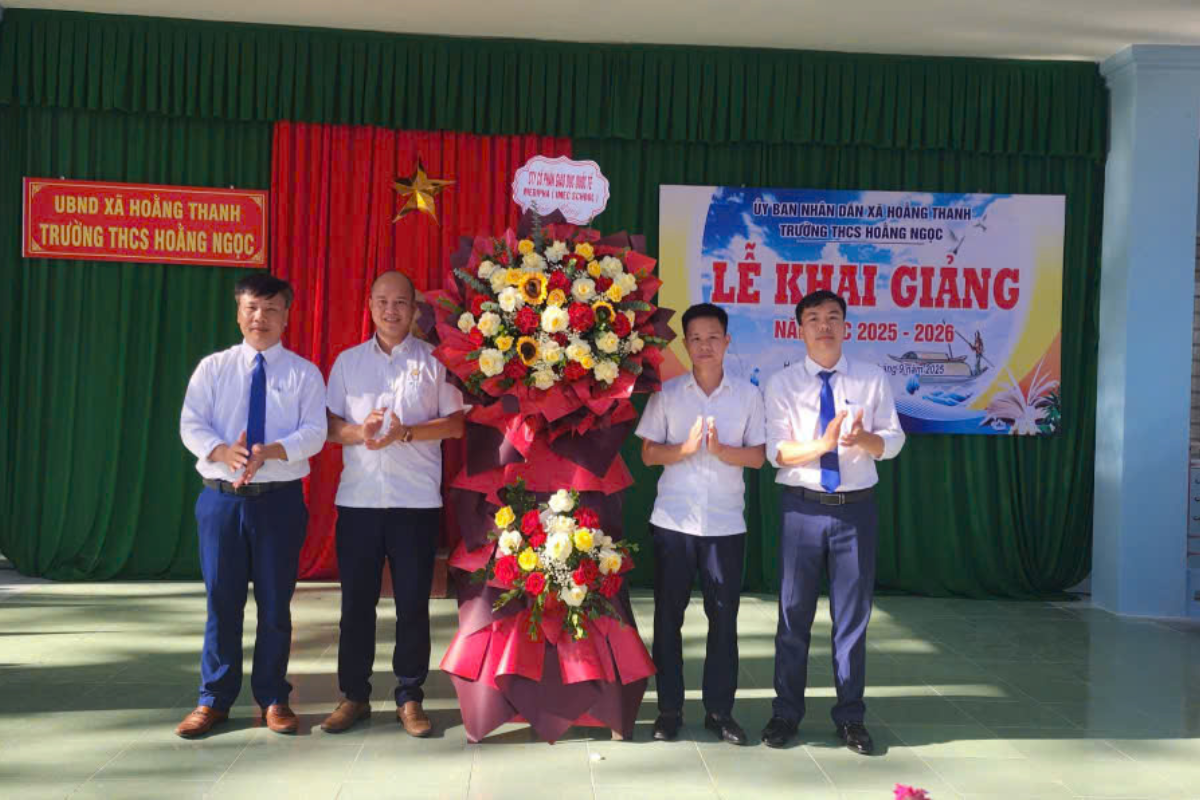 Đại diện Bệnh viện Đa khoa Hải Tiến tham dự và trao quà tại lễ khai giảng