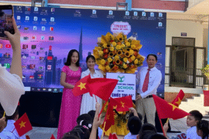 Đại diện Công ty cổ phần giáo dục Quốc tế Medipha Imec Shool trao quà cho trường tiểu học Hoằng Ngọc