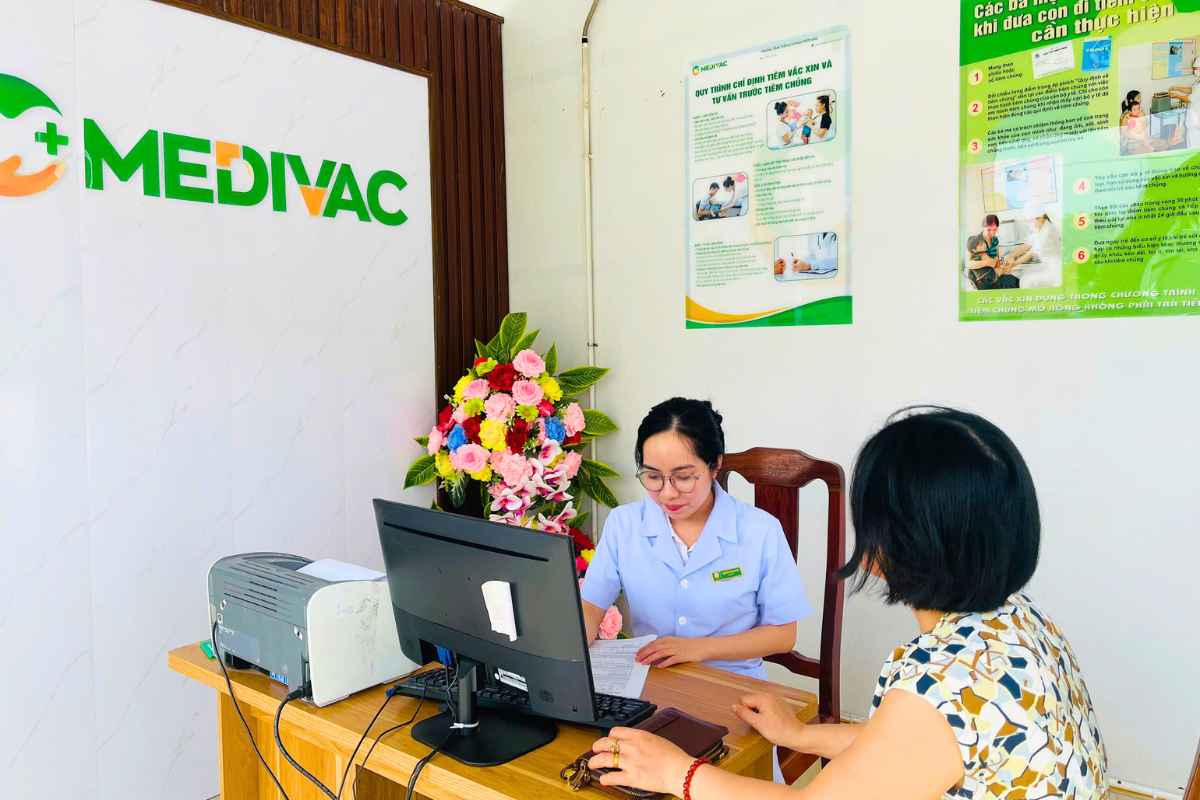 Khách hàng đầu tiên trải nghiệm dịch vụ tiêm chủng tại Medivac