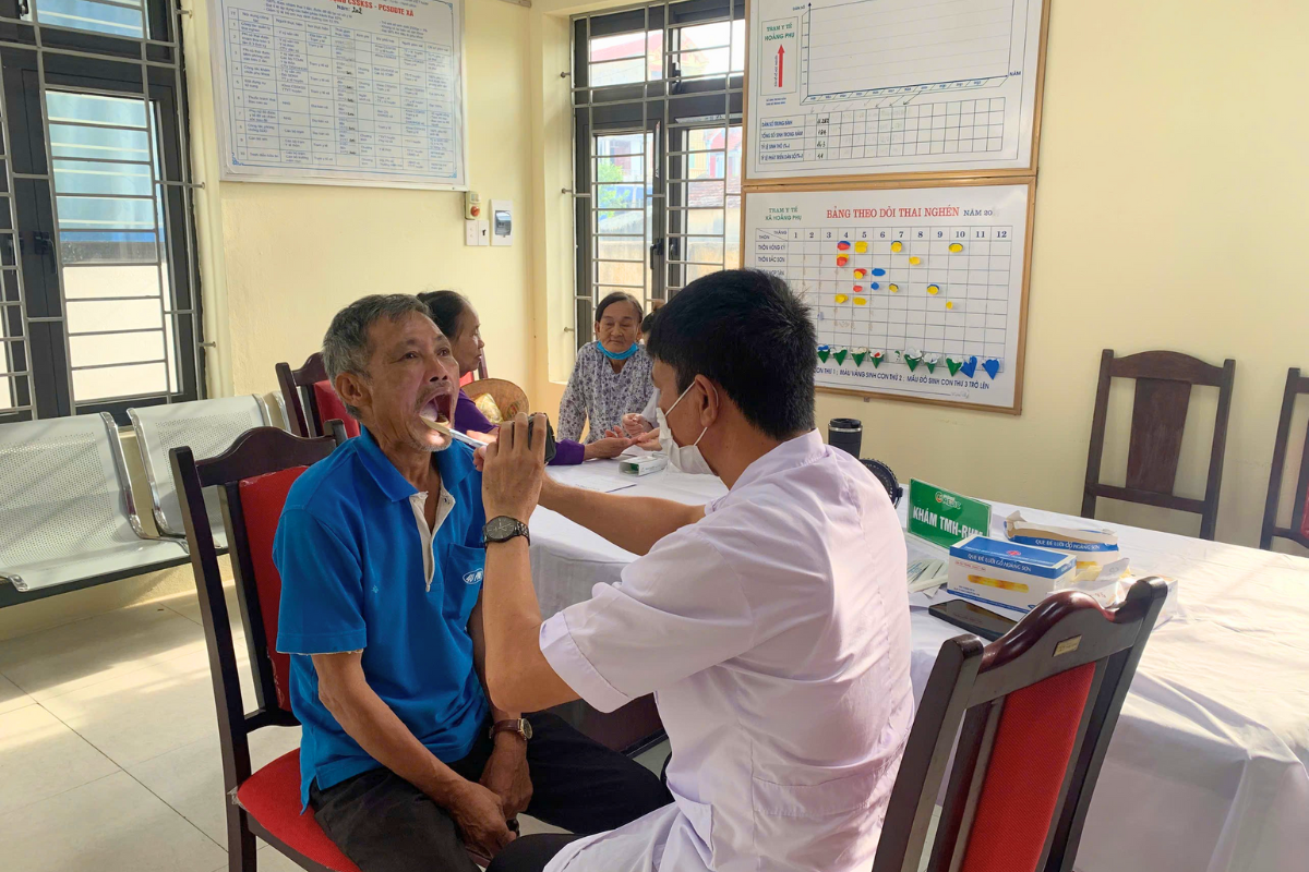 Đội ngũ y bác sĩ của Hệ thống Y tế Medic tận tình thăm khám cho từng bác cựu chiến binh
