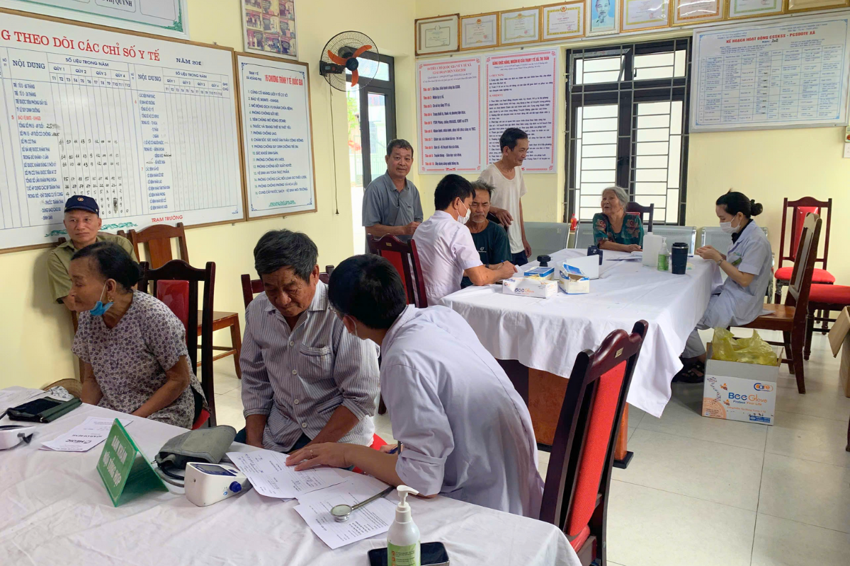 Bác sĩ hướng dẫn chế độ ăn uống, sinh hoạt và cách phòng ngừa bệnh tật cho các cựu chiến binh sau buổi khám