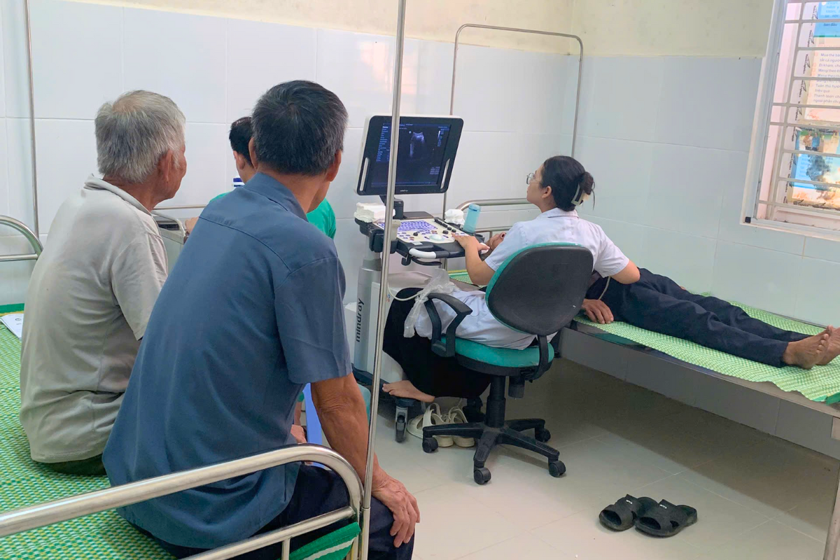 Các bác cựu chiến binh được thực hiện đầy đủ các bước kiểm tra: đo huyết áp, siêu âm, xét nghiệm cơ bản… để phát hiện bệnh lý kịp thời.