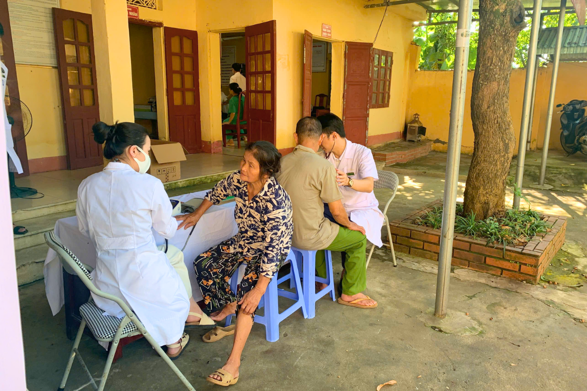Đội ngũ y bác sĩ của Hệ thống Y tế MEDIC tận tình thăm khám, lắng nghe và tư vấn sức khỏe cho từng cựu chiến binh.