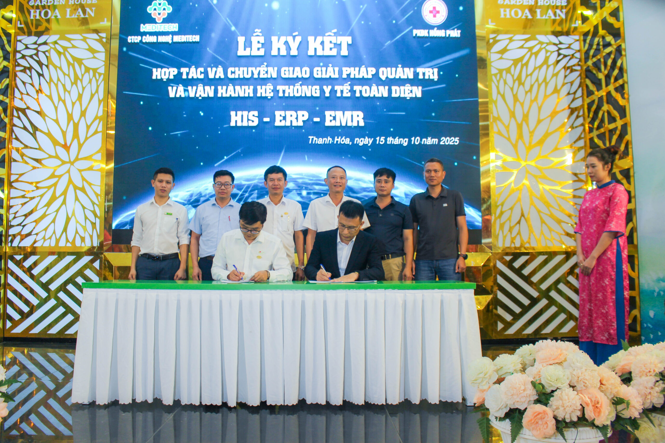 Đại diện 2 đơn vị thực hiện nghi lễ ký kết hợp tác