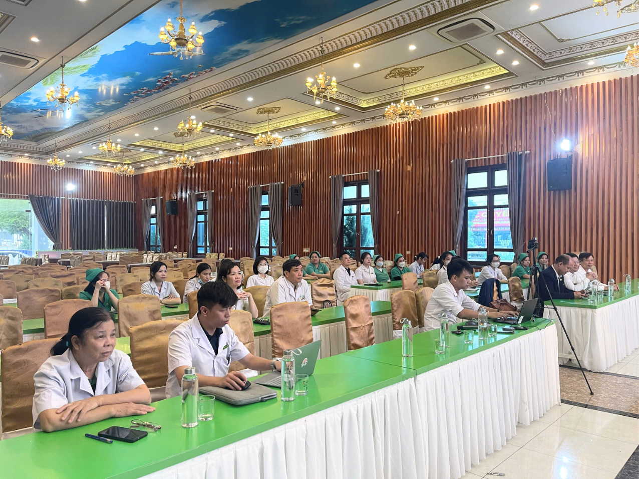 Buổi đào tạo là cơ hội quý giá để đội ngũ y tế Medic nâng cao kiến thức chuyên môn và cập nhật phác đồ điều trị mới.