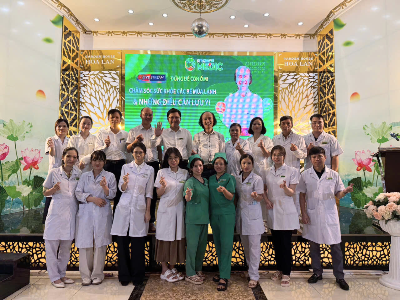 Đội ngũ bác sĩ, điều dưỡng Medic chụp ảnh lưu niệm cùng Giáo sư Dũng sau buổi tập huấn