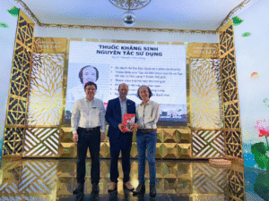 GS TS TTUT Nguyễn Tiến Dũng tặng quà lưu niệm cho Ban lãnh đạo Hệ thống Y tế Medic