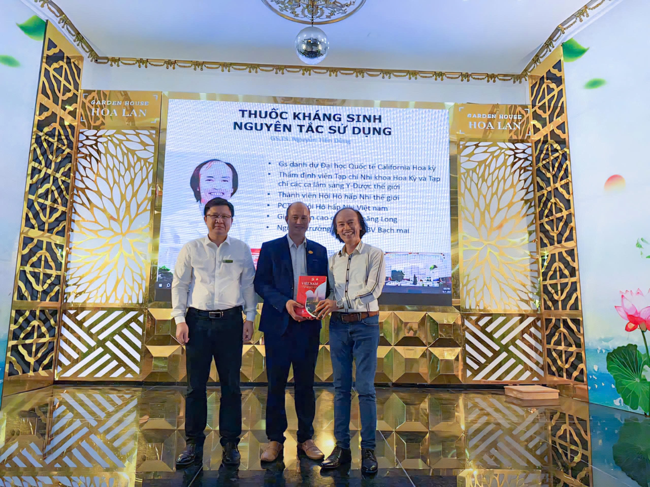 GS TS TTUT Nguyễn Tiến Dũng tặng quà lưu niệm cho Ban lãnh đạo Hệ thống Y tế Medic