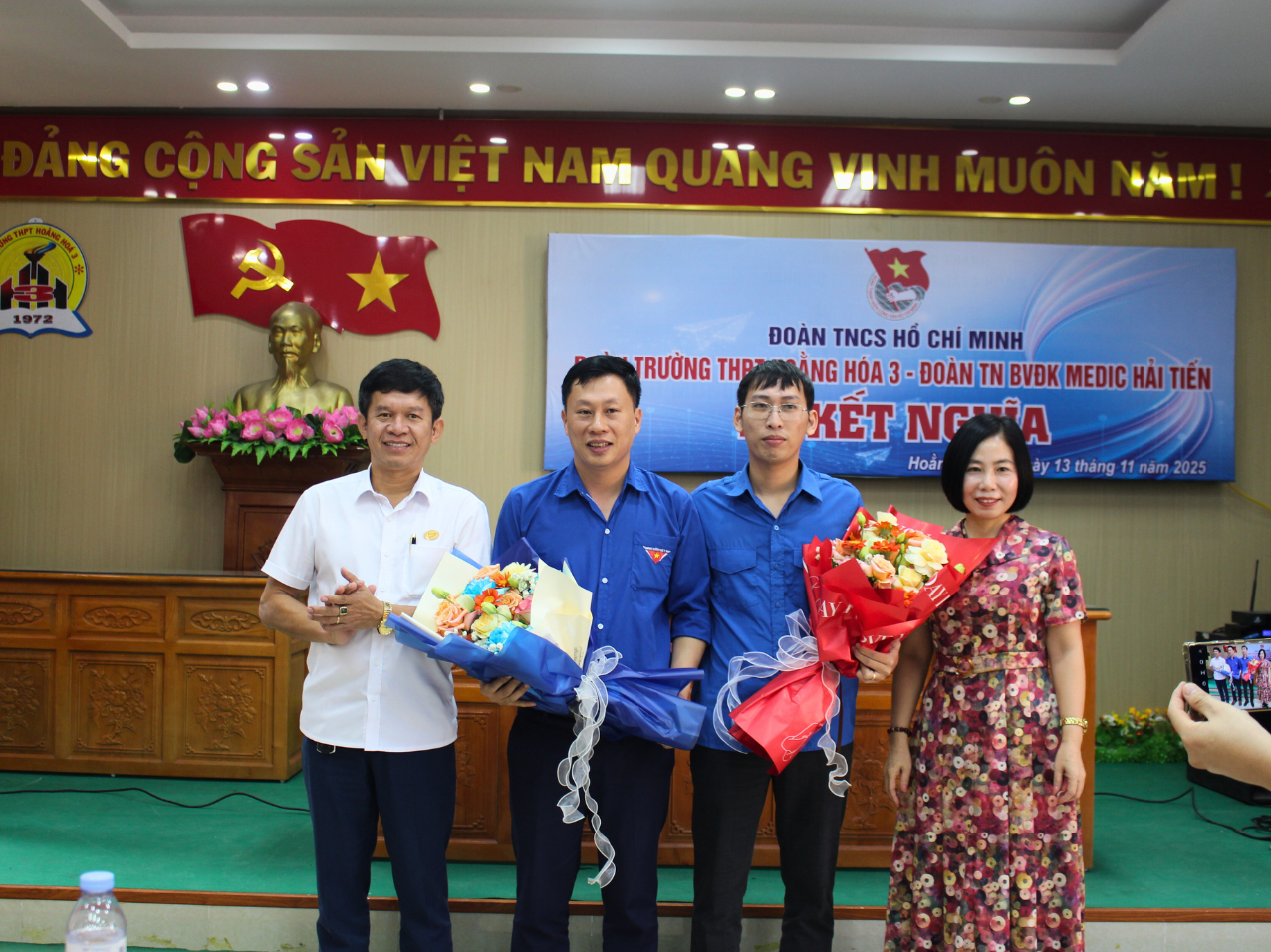 Giây phút trao tặng hoa chúc mừng đánh dấu bước khởi đầu cho mối quan hệ hợp tác.