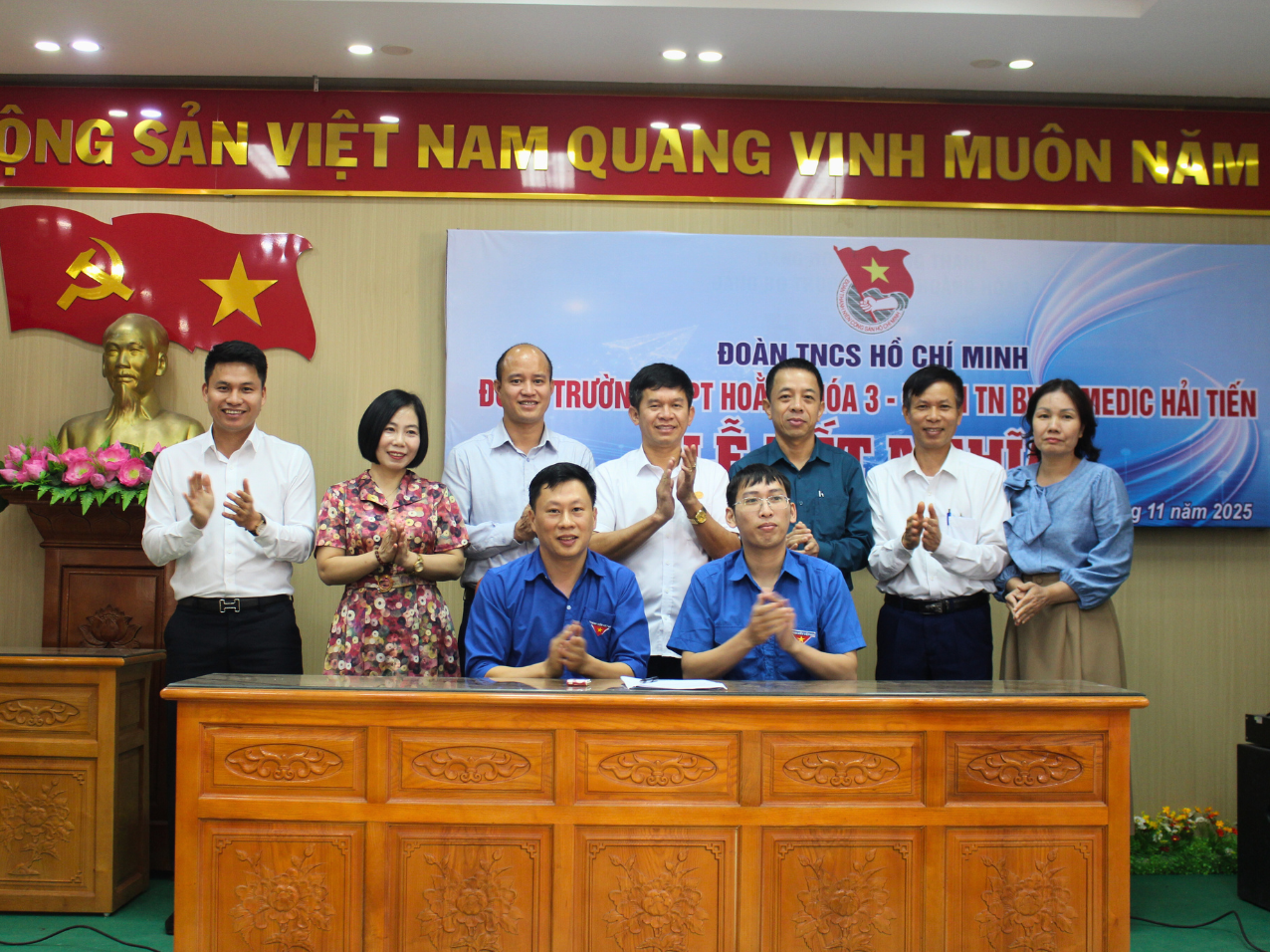 Đại diện hai đơn vị thực hiện nghi thức ký kết chương trình phối hợp