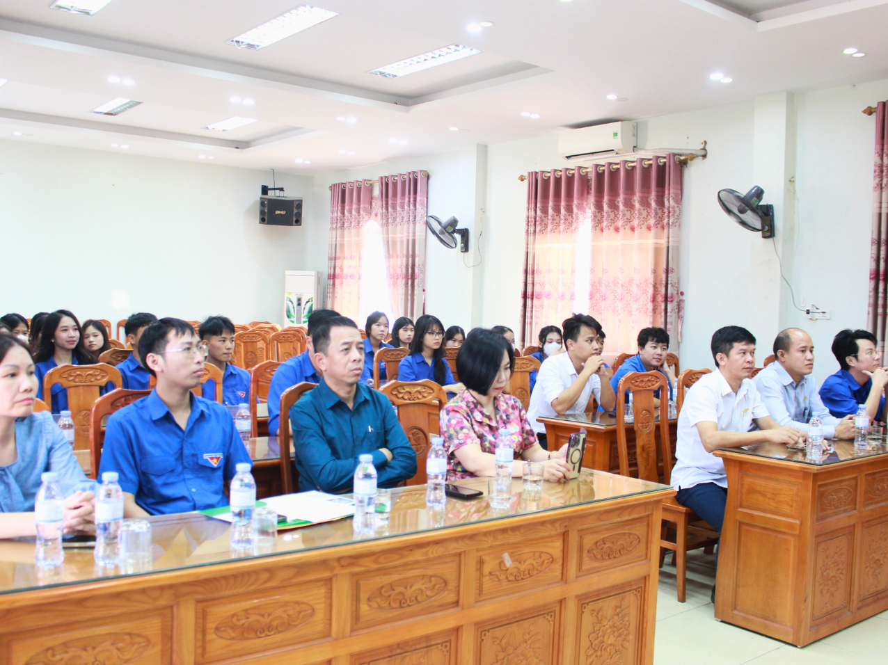 Đại biểu, khách mời và đoàn viên thanh niên tham dự buổi lễ kết nghĩa.