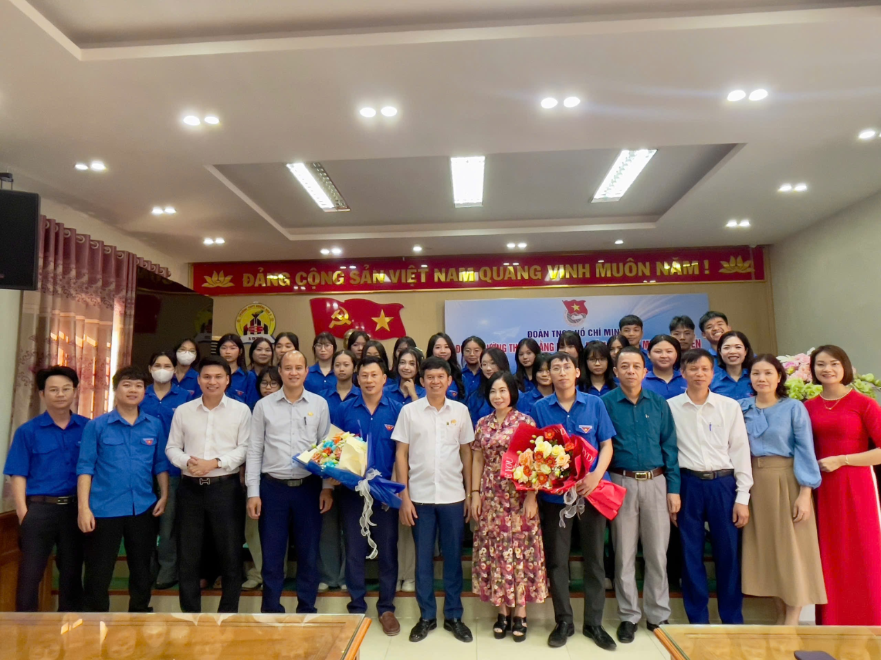 Khoảnh khắc lưu niệm giữa lãnh đạo và đoàn viên thanh niên sau lễ kết nghĩa.