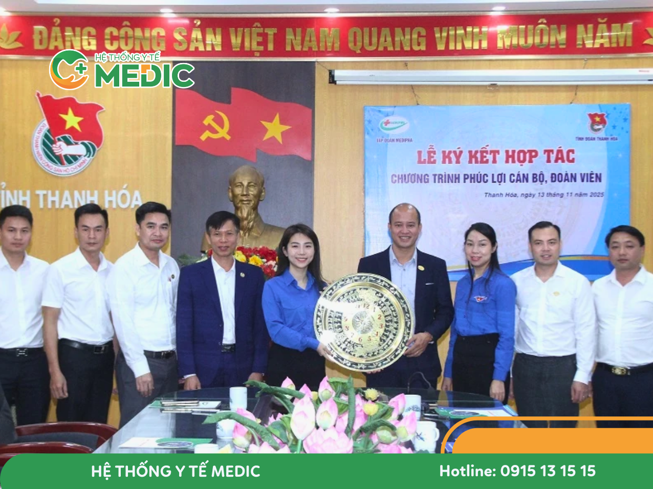 Công ty Cổ phần Tập đoàn MEDIPHA tặng quà lưu niệm cho Tỉnh đoàn Thanh Hóa.